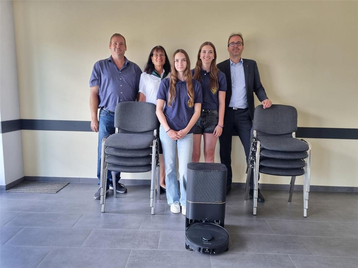 Andreas Gansen, Leiter des Finanz-Centers in Geldern, überzeugte sich persönlich von den sinnvollen Anschaffungen. Stellvertretend für die Bruderschaft freuen sich Walter Kempkens (Brudermeister), Veronika Clanzett-Kempkens (Schriftführerin), Lina Kempkens und Nele Kempkens über die Spende. Foto: privat