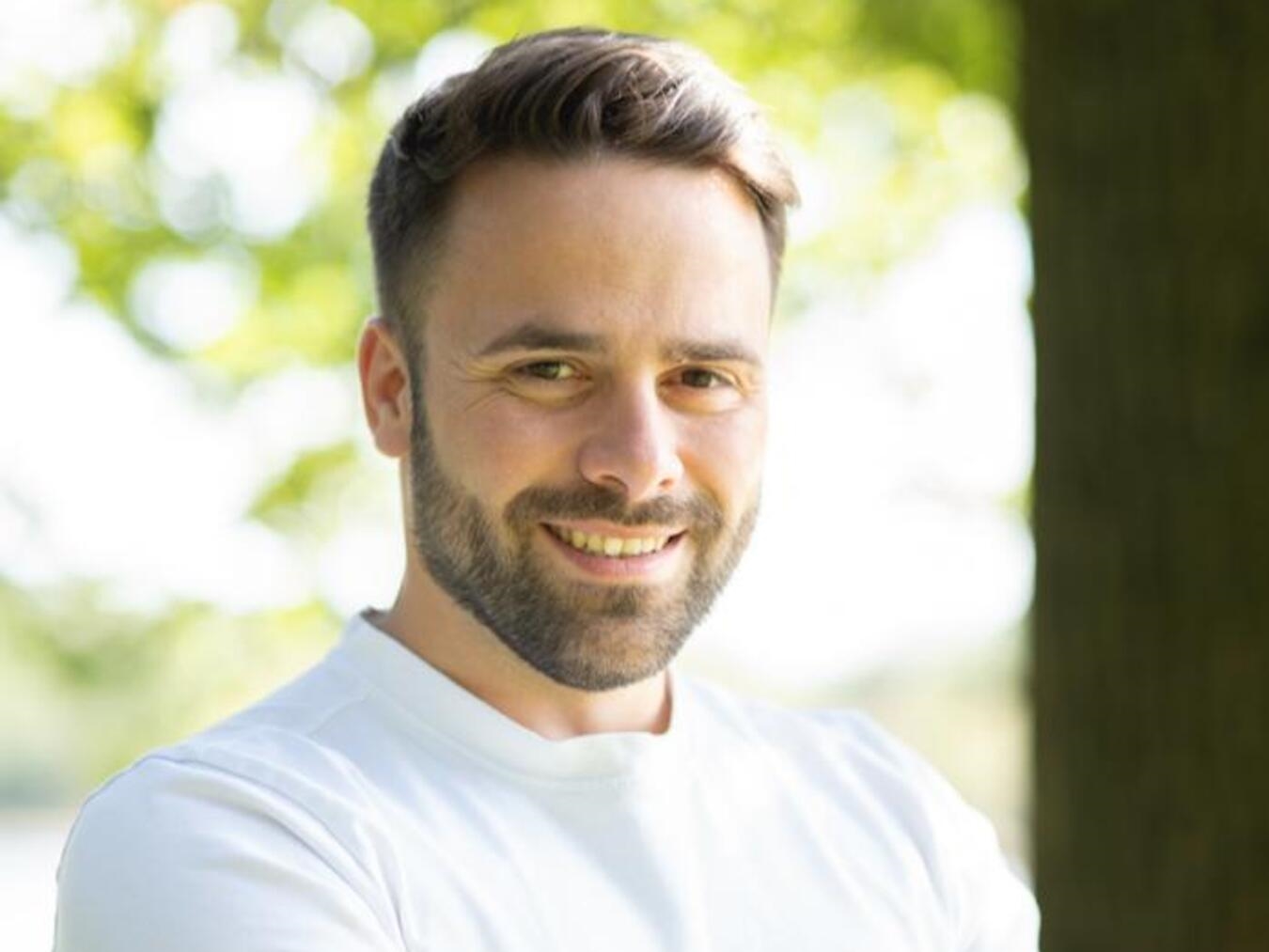"Andreas Gey alias Papagey, Comedy-Creator aus Straelen, lächelnd im Büro; Humor-Content über Familien- und Büroalltag."