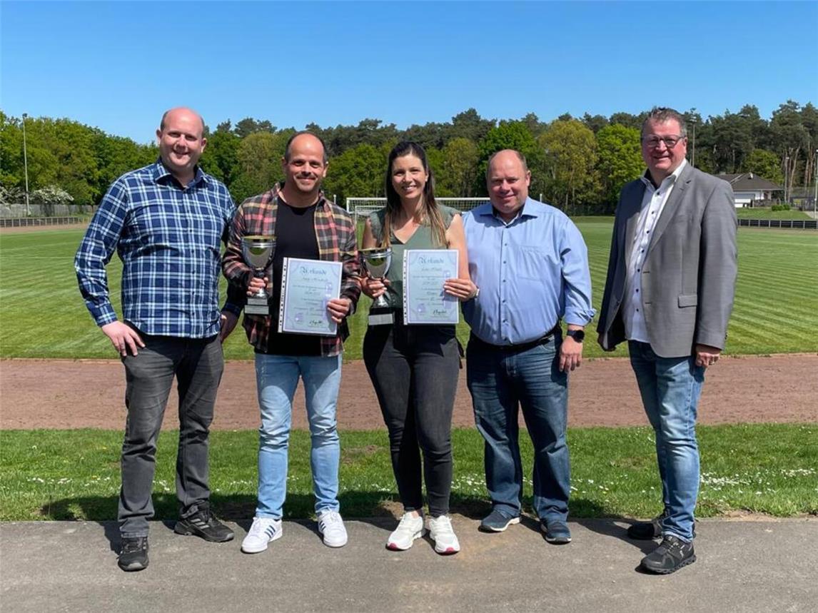 Andreas Ingenbleek (Weezer Kegelfreunde, v.l.) mit Einzelortsmeister Andy Hendricks und Einzelortsmeisterin Lena Heisters, Matthias Winkels (Weezer Kegelfreunde) und Schirmherr Bürgermeister Georg Koenen. Fotos: Gemeinde Weeze