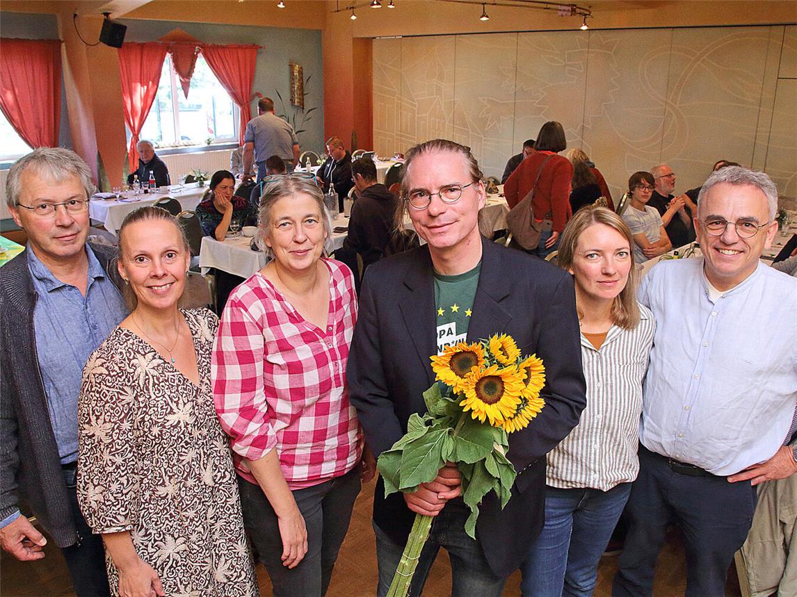 Andreas Mayer (Fraktionsvorsitzender im Kreistag), Martina Verhoeven (Beisitzerin im Kreisvorstand), Kathrin Krystof (Fraktionsvorsitzende im Kreistag), Olaf Plotke (Bundestagskandidat, Martina Erichlandwehr (Beisitzerin im Kreisvorstand) und Volkhard Wille (MdL, v.l.n.r.) bei der Aufstellungsversammlung in Geldern.NN-Foto: Theo Leie