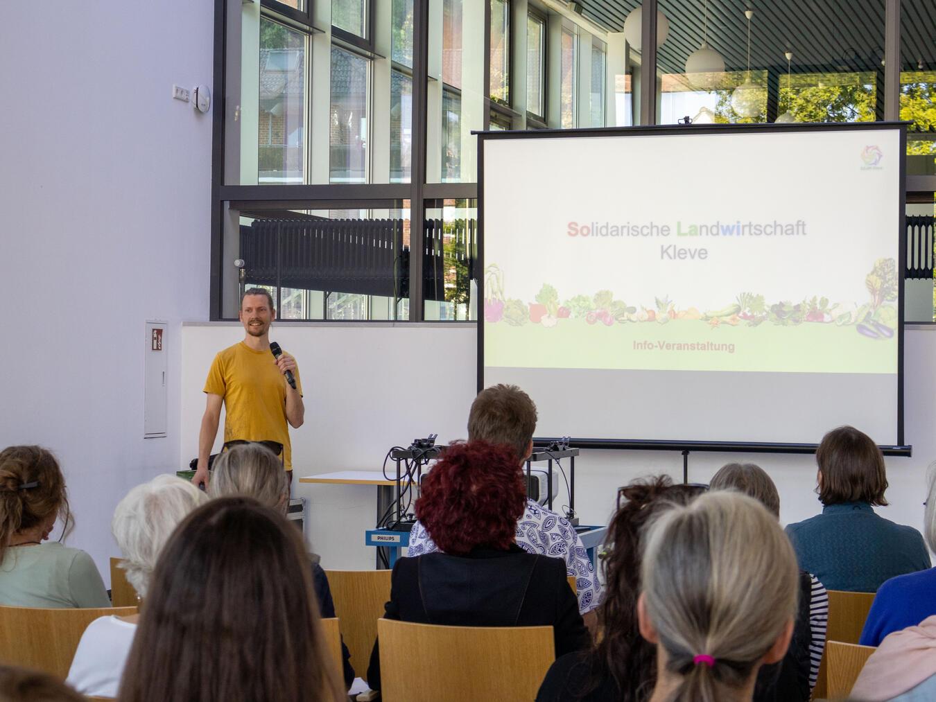 Andreas Münnig erklärt das Konzept der Solidarischen Landwirtschaft in Kleve - eine Form der Sharing Economy. Foto: Luisa Rottes/HSRW