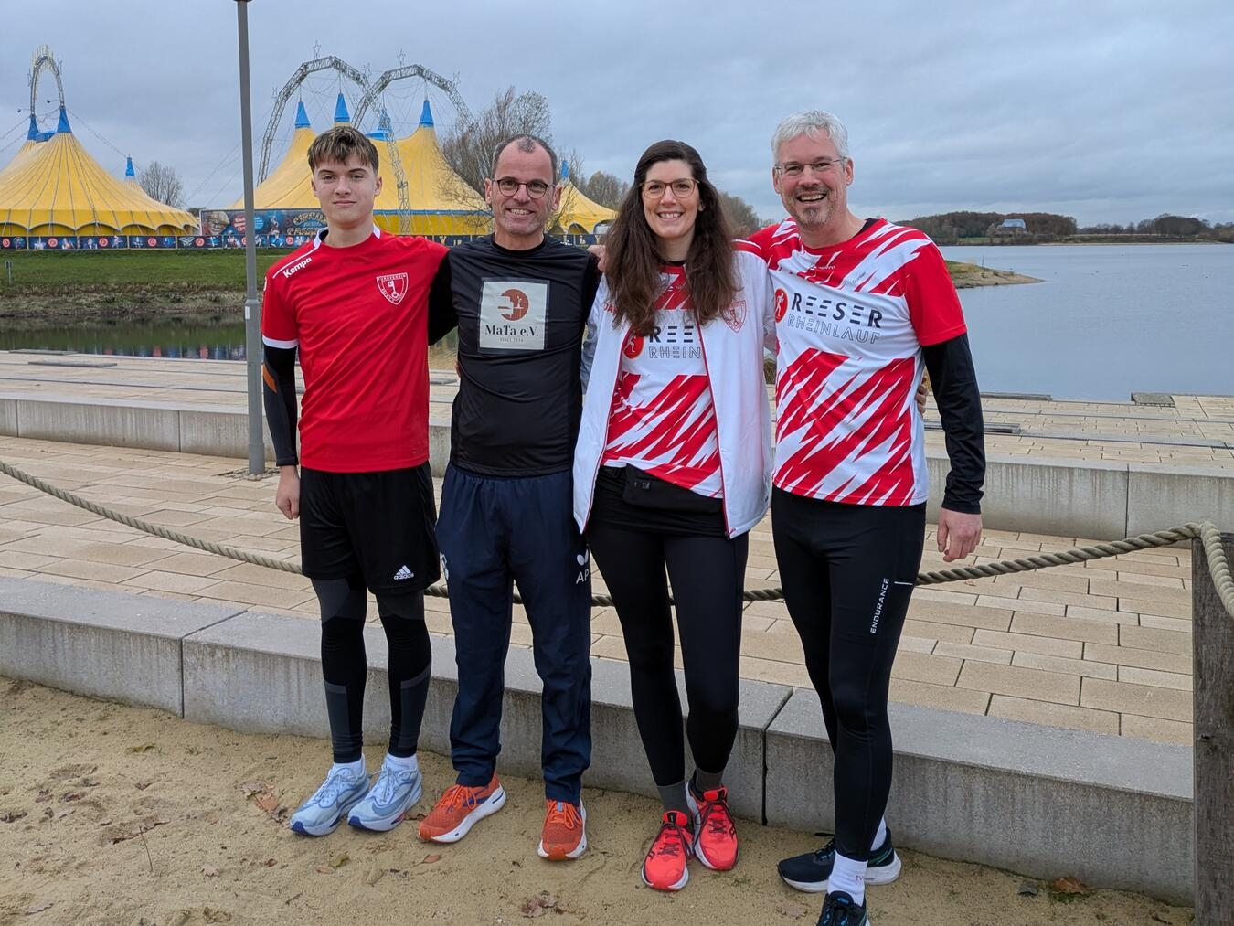 Andreas Pohle (2. v. l., mit Michael, Anika und Julian Isselburg) erhält am 20. Dezember bei seinem Adventskalenderlauf Unterstützung vom TV Rees. Foto: privat