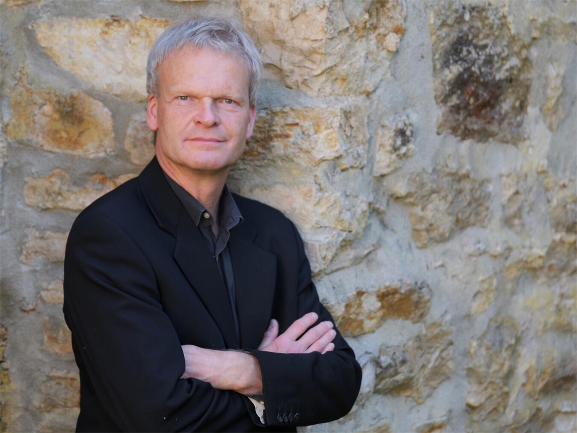 "Andreas Puttkammer, erfahrener Dozent, lächelnd bei Vortrag, Foto von Puttkammer/TIK Emmerich"