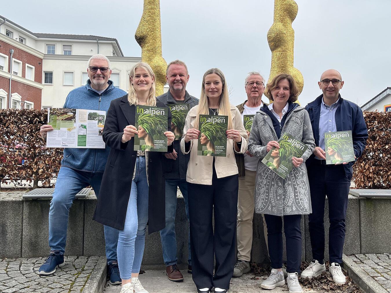 Andreas Rohfleisch (NN-Geschäftsführer, r.), Markus Bethke (Leiter Grafikabteilung, 3.v.r.), Candice Growe (Mediengestalterin, 4.v.l.) und Eva van Betteray (2.v.l., NN-Digital, die Online-Marketing-Agentur der Niederrhein Nachrichten) übergeben die erste Ausgabe des Magazins an den Alpener Bürgermeister Thomas Ahls (3.v.l.) und die Mitarbeiter der Pressestelle, Jutta Wagner und Andre Emmerichs. Foto: privat
