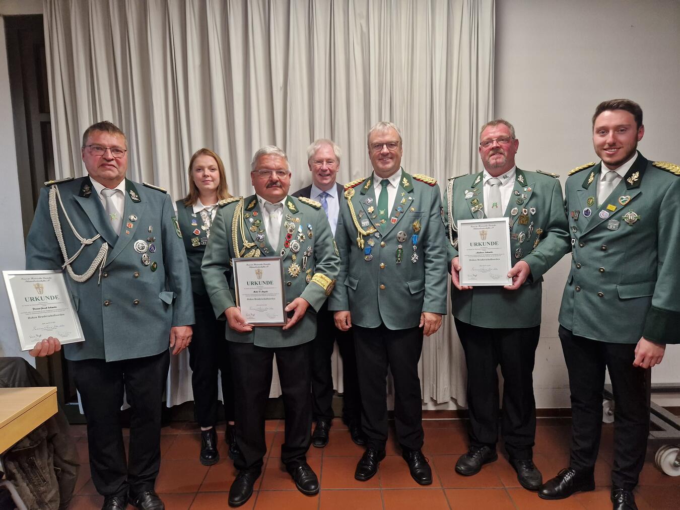 Andreas Schmitz, Franz-Josef Schmitz und Meik D’Angelo wurden mit dem Hohen Bruderschaftsorden geehrt.