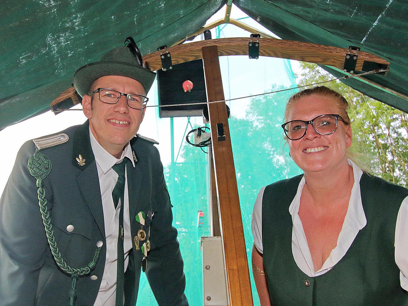 Christina Pastoors ist Königin Andreas und Christina Pastoors schossen um die Königswürde. NN-Foto: Theo Leie