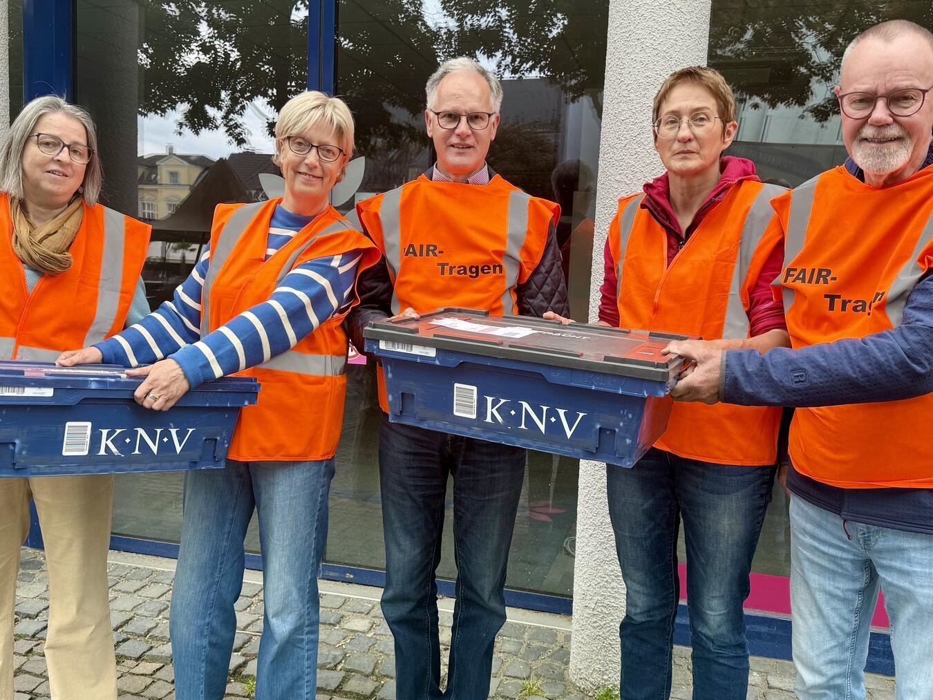 Anette Artz, Annette Thiemann, Anton Artz, Elke Demuth und Wolfgang Schneider (v.l.) bilden das Umzugsteam des Xantener Weltladens. NN-Foto: SP