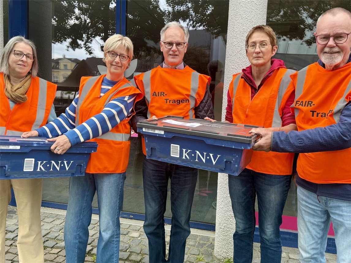 Anette Artz, Annette Thiemann, Anton Artz, Elke Demuth und Wolfgang Schneider (v.l.) bilden das Umzugsteam des Xantener Weltladens. NN-Foto: SP