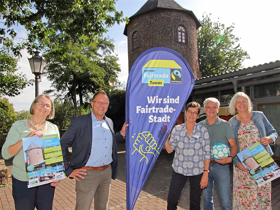 Anette Artz (Eine-Welt-Laden), Xantens Bürgermeister Thomas Görtz, Gaby Janßen (Steuerungsgruppe Fairtrade-Stadt), Klaus Wolfertz (Eine-Welt-Gruppe Xanten und Steuerungsgruppe) sowie Birgit Hoffacker (Jugendherberge Wardt; v.l.) freuen sich auf die Faire Kaffeetafel. NN-Foto: Theo Leie