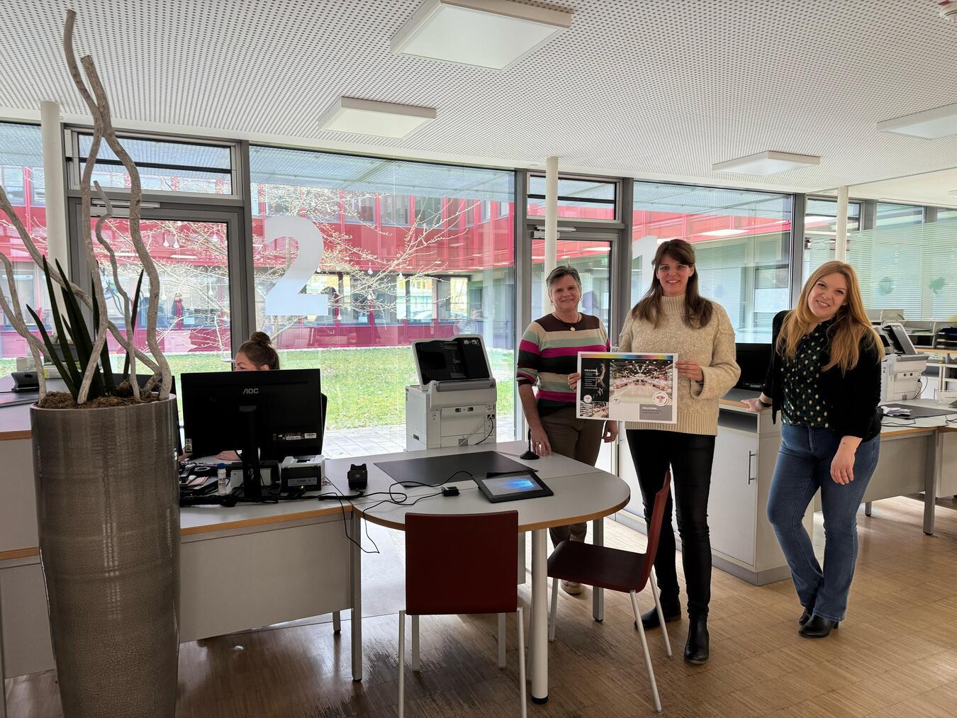 Angela Jentjens (l., Kommissarische Leiterin Bürgerbüro), Tanja Angenendt (, Inklusionsbeauftragte) und Nadine Schönfelder (r., Gleichstellungsbeauftragte) machen auf die „Stille Stunde“ im Bürgerbüro aufmerksam.Foto: Stadt Geldern/Gossens