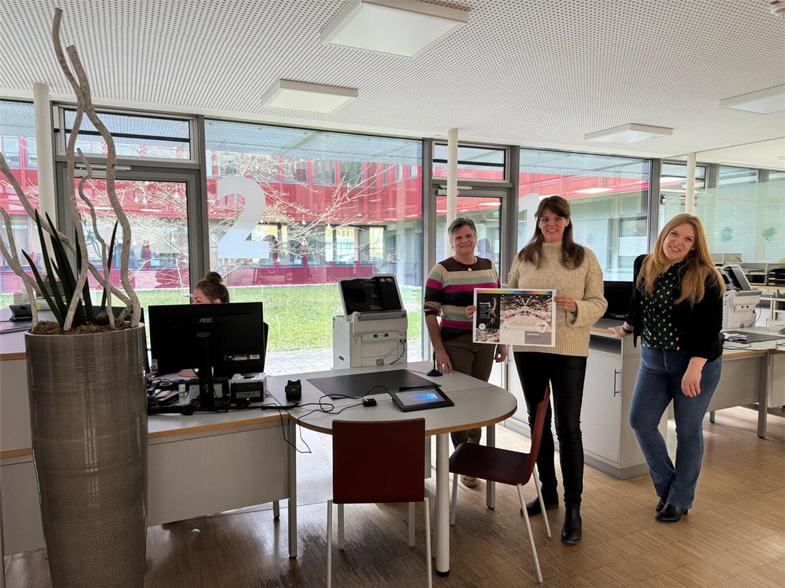 Angela Jentjens (l., Kommissarische Leiterin Bürgerbüro), Tanja Angenendt (, Inklusionsbeauftragte) und Nadine Schönfelder (r., Gleichstellungsbeauftragte) machen auf die „Stille Stunde“ im Bürgerbüro aufmerksam.Foto: Stadt Geldern/Gossens