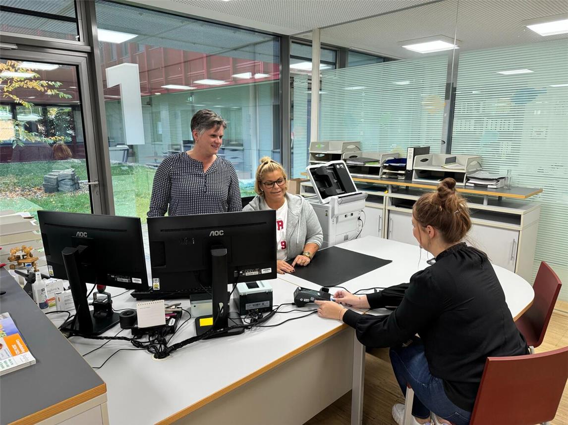 Angela Jentjens (l.) und Annica Kerkhoff (m.) sind gespannt auf die Testphase.Foto: Stadt Geldern