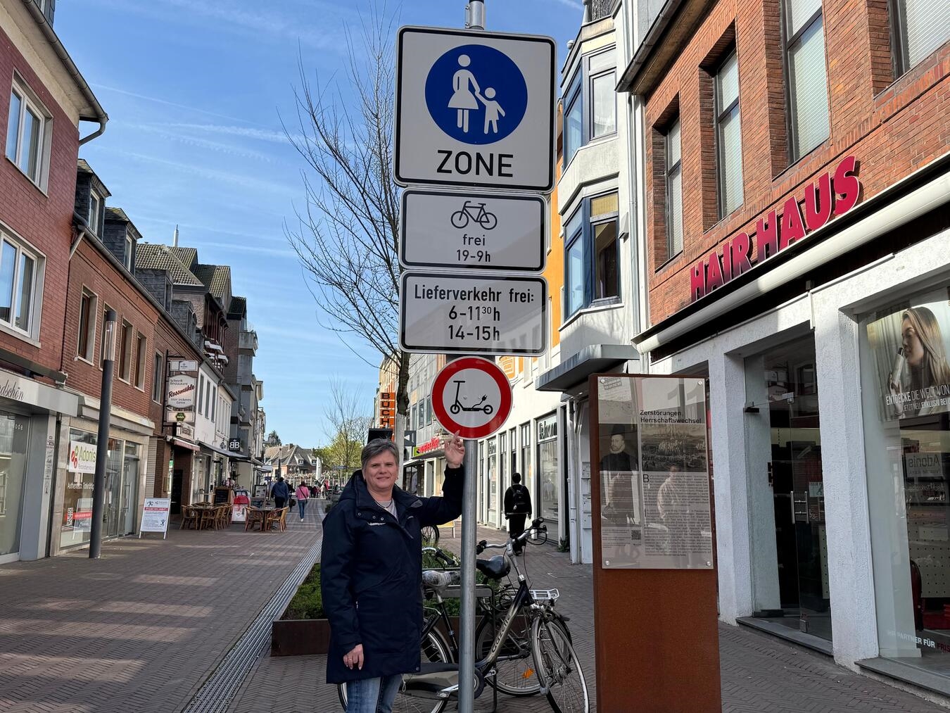 Angela Jentjens informiert über neue Verkehrsregeln auf der Issumer Straße in Geldern. Foto: Stadt Geldern/Gossens