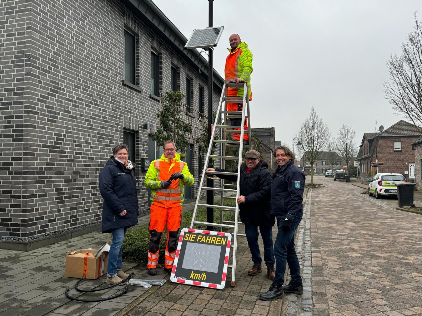 Angela Jentjens (Leiterin Team Verkehrsangelegenheiten), Peter Bauer, Daniel Spolders (Bauhof), Robert Dams (Ortsbürgermeister Pont) und Uwe Eichler (Team Ordnung) haben in Pont den letzten Verkehrsanzeiger angebracht.Foto: Stadt Geldern/Gossens