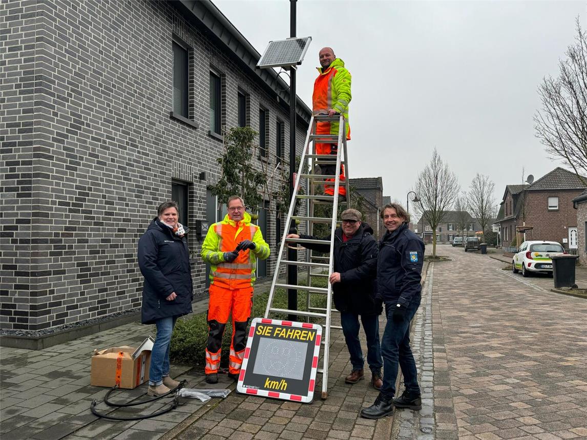 Angela Jentjens (Leiterin Team Verkehrsangelegenheiten), Peter Bauer, Daniel Spolders (Bauhof), Robert Dams (Ortsbürgermeister Pont) und Uwe Eichler (Team Ordnung) haben in Pont den letzten Verkehrsanzeiger angebracht.Foto: Stadt Geldern/Gossens