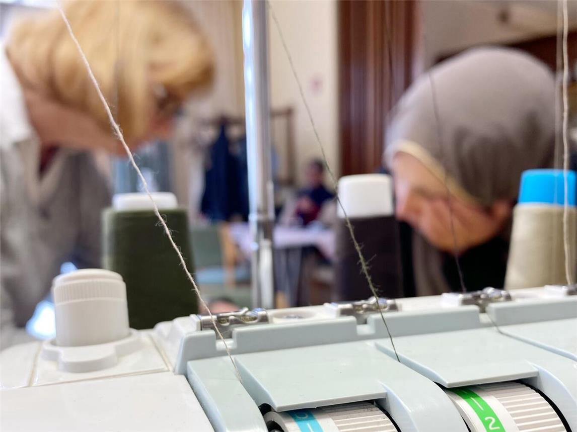 Angela Will (l.) und Hafize Özden gehören zum Team des „Repair & Kaffee“ in Emmerich. Foto: privat