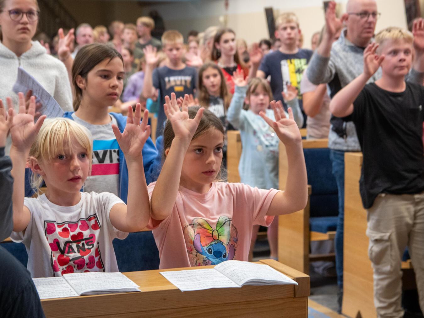 Angeleitet vom Pastoralteam begleiteten die Teilnehmenden die Lieder im Gottesdienst mit Bewegungen. Fotos: Bischöfliche Pressestelle/Ann-Christin Ladermann