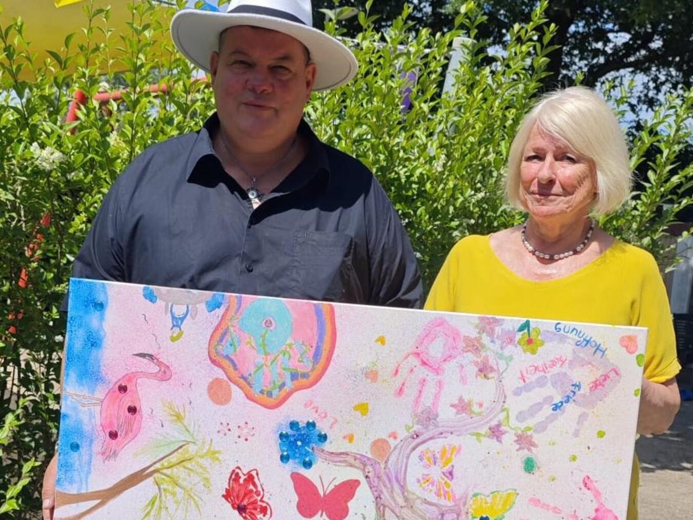 "Angelika Hubbert und Andreas Wencel präsentieren Kunstwerk zur Wohltätigkeitsauktion im September."
