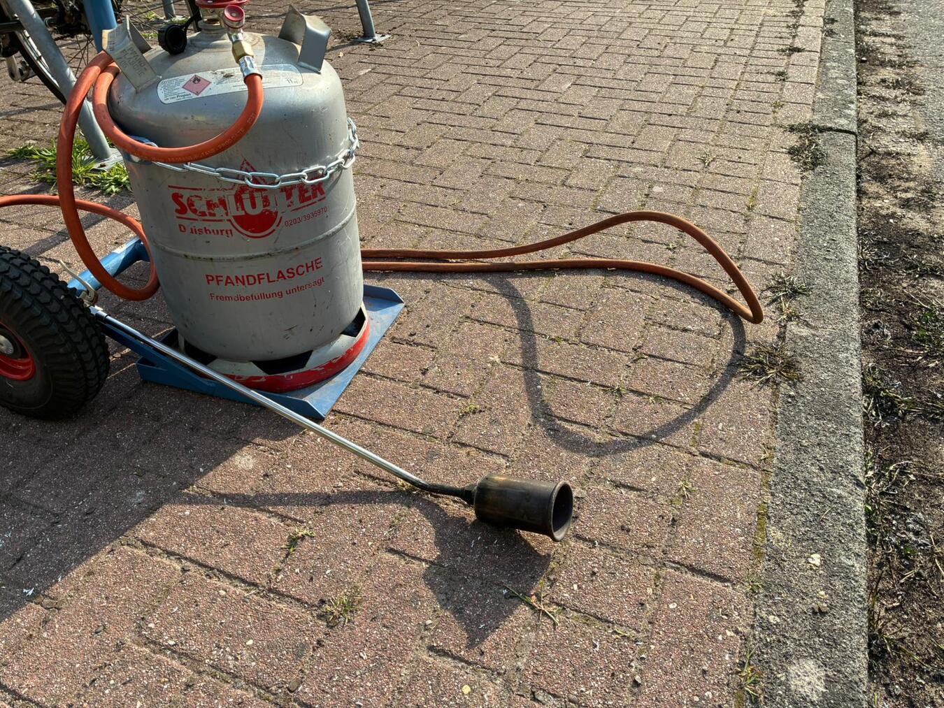 Angesichts der hohen Temperaturen und Trockenheit warnt die Feuerwehr davor, Unkraut mit Gasbrennern abzuflämmen. Foto: Feuerwehr Bedburg-Hau