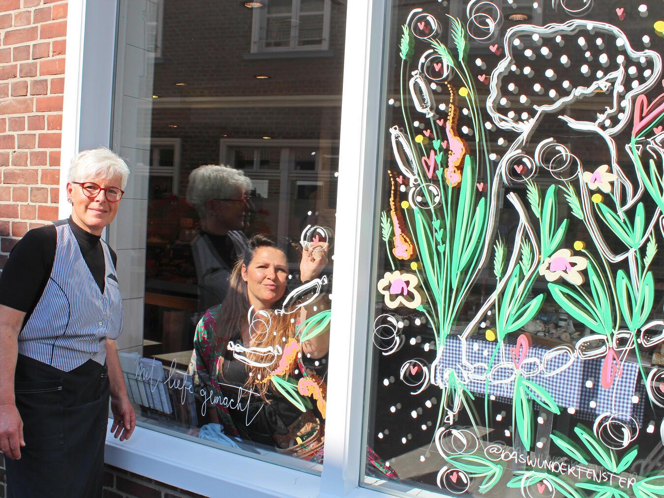 31 Wunderfenster
zum Straelener Stadtfest Anique Bossink (r.) hat auch der Fleischerei Schreurs (hier mit Andrea Schreurs, l.) ihre Fähigkeiten geliehen. NN-Foto: Thomas Langer