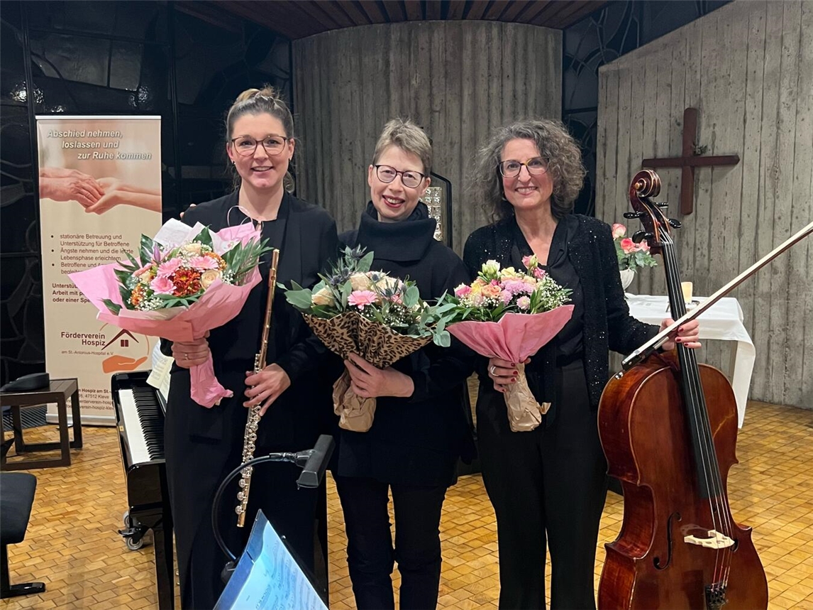 Anja Speh (Klavier), Anna Hendriksen (Querflöte) und Miriam Hardenberg (Gesang und Cello) begeisterten die Zuhörer. Foto: Förderverein Hospiz Kleve