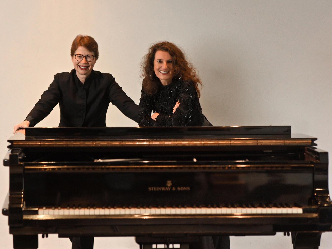 Anja Speh (l.) und Mirjam Hardenberg gehören seit Jahren zum „Stammpersonal“ beim Klassik Café. Foto: privat
