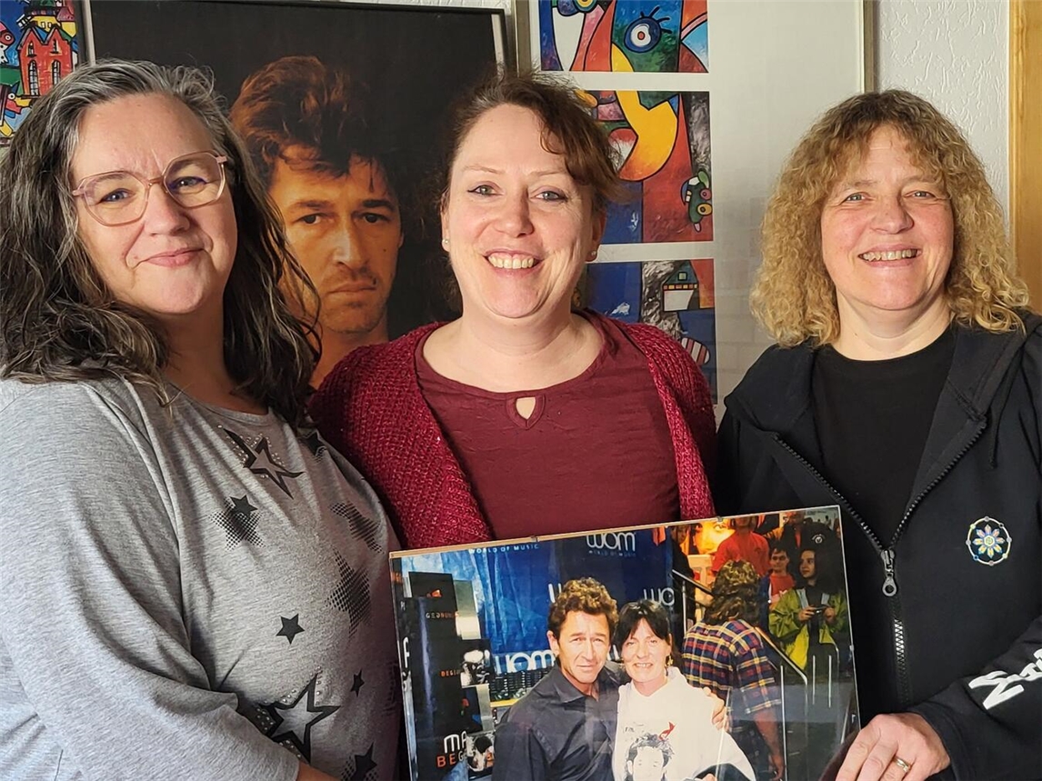 Anja Warnecke, Silke Bongers und Sabine Rhodes gedenken Jutta Juzala. Auf dem Foto: Peter Maffay mit Jutta Juzala 1998 Foto: privat