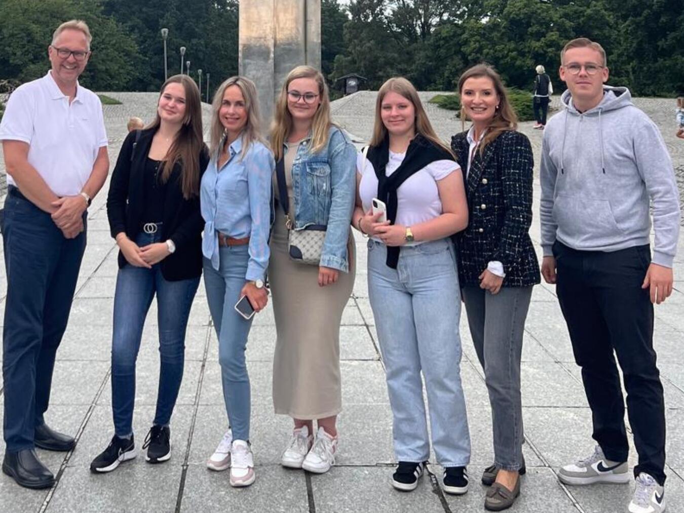 Anklams Bürgermeister Michael Galander (li.) begrüßte die Auszubildenden der Stadt Emmerich. Mit dabei: Emily Treetz, Laura Köppe (Personal- und Ausbildungsleitung Anklam), Katharina Peters und Letitia Bowowska (Stadt Emmerich), Agnieszka Vanhöfen (Wirtschaftsföderung Anklam) und Franz Riske (v. l.). Foto: privat