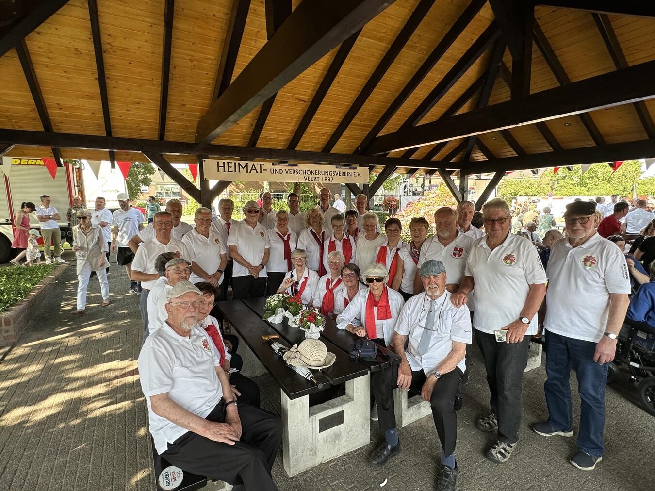 17. Veerter Brunnenfest mit neuem Konzept Gruppenfoto der Helfer des Heimatvereins Veert bei der Einweihung des Pavillons am Veerter Marktplatz.