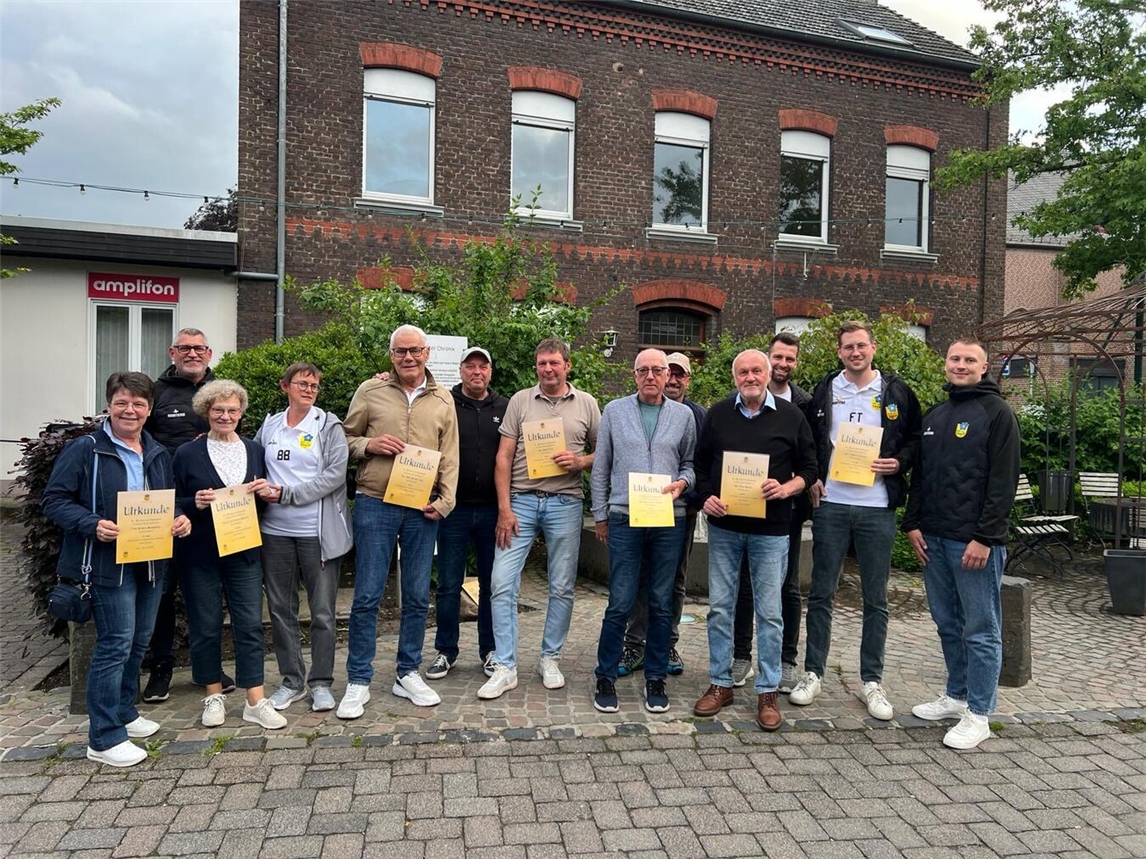 "Ehrung langjähriger Mitglieder bei der Jahreshauptversammlung des SV Veert, Gruppenfoto, Vereinsfeier"