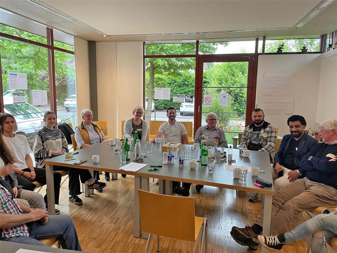 Anlässlich des Weltflüchtlingstages trafen sich im Kontaktcafé der Klever Caritas ehrenamtliche Helfer, die im nördlichen Kreis Kleve in der Flüchtlingshilfe tätig sind. Foto: Caritas