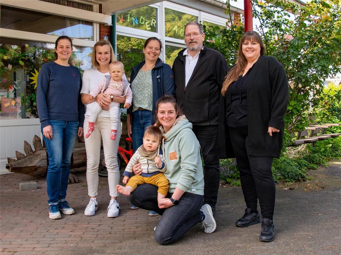 Ann-Christin Bußmann (kniend), Kerstin Bauer, Marie Holland und Anja Grüntjes (v.l.) von der Elterninitiative haben mit Pastor Günter Hoebertz und Kindergartenleiterin Jennifer Janssen über die Zukunft der Einrichtung gesprochen. Foto: Bischöfliche Pressestelle / Christian Breuer