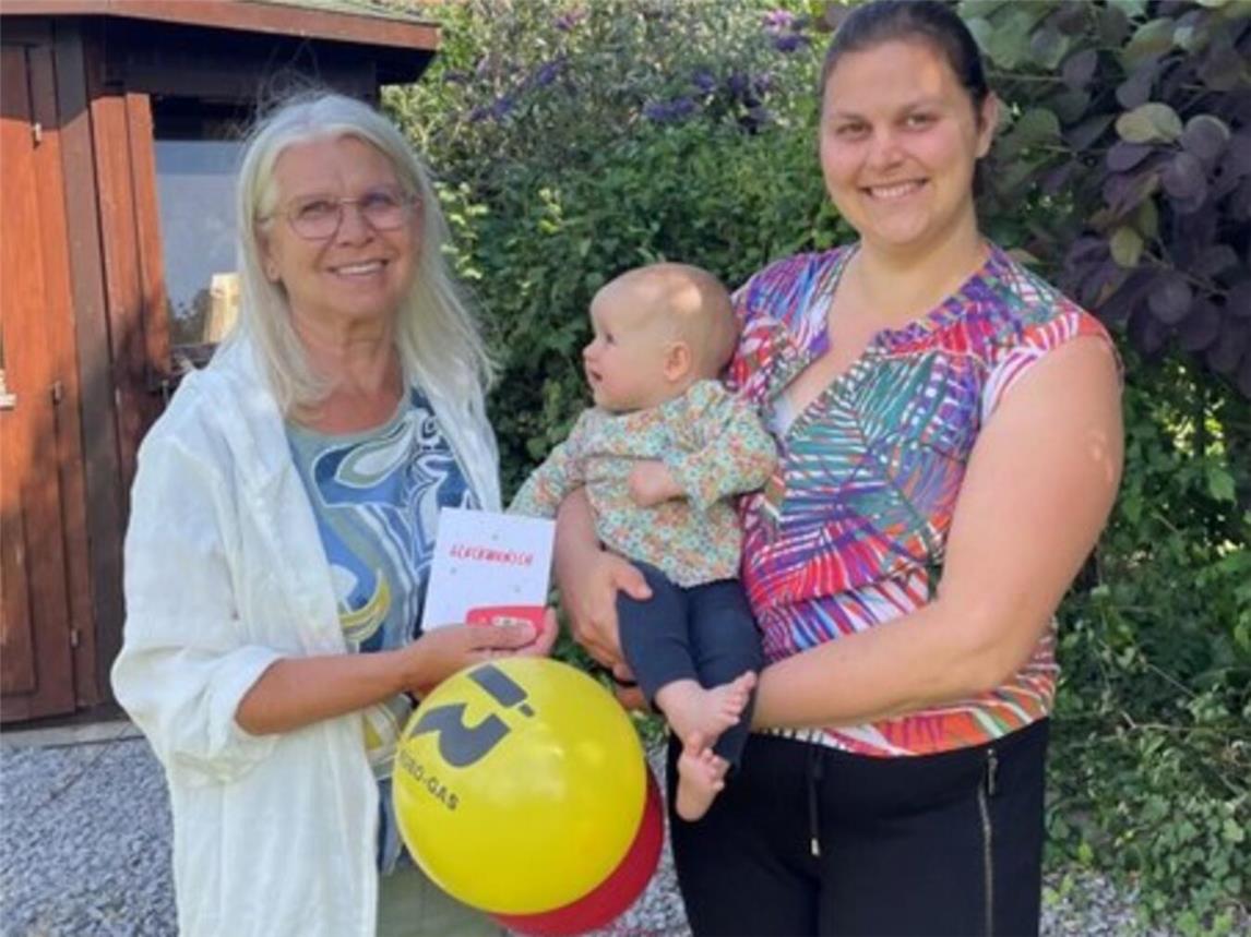 Ann-Katrin Thönnißen freute sich sehr, als sie einen Gutschein im Wert von 50 Euro stellvertretend für ihre kleine Tochter Isabel überreicht bekam. Foto: Heimatfreunde Materborn