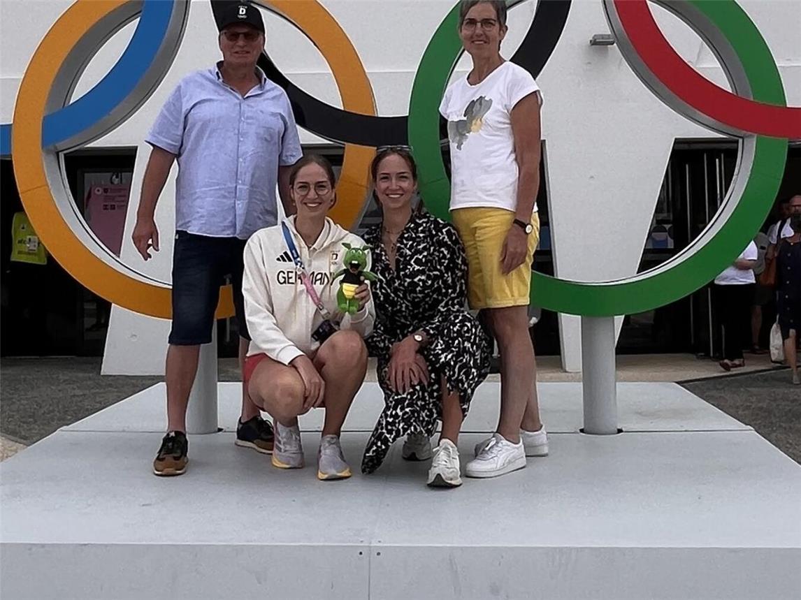 Anna Janssen (l.) kann immer auf die Unterstützung der eigenen Familie (im Bild Eltern Lambert und Hanni Janssen und ihre Zwillingsschwester Franka bei den olympischen Spielen) und die Schützenfamilie der SSG Kevelaer zählen. Foto: privat