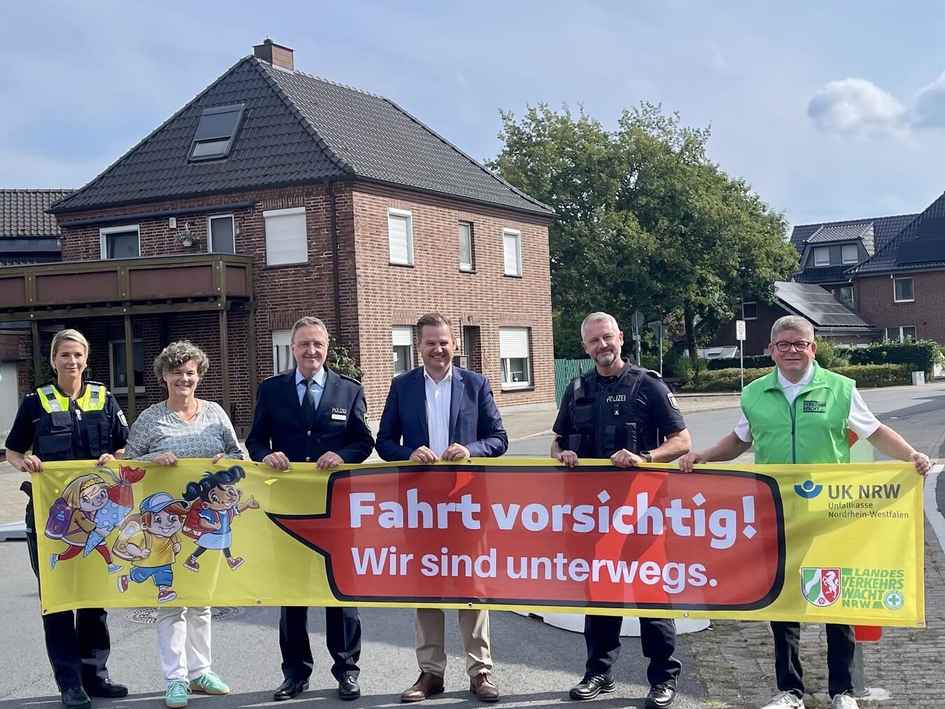 Anna Kiesow (Kreispolizei Wesel), Anne Jansen (Ordnungsamt Stadt Wesel), Ralf Klauck (Leiter Verkehrsdirektion, Kreispolizei Wesel), Bürgermeister Rainer Benien, Bastian Uferkamp (Leiter Polizeiwache Nord) und Frank Schulten (Kreis-Verkehrswacht Wesel; v.l.) machen auf die Aktion aufmerksam. Foto: Stadt Wesel