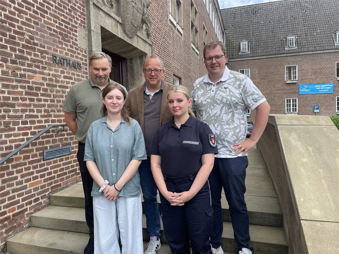 Anna Konnertz und Letitia Borowska mit Gratulanten nach erfolgreichem Abschluss der Verwaltungsausbildung, Stadt Emmerich.