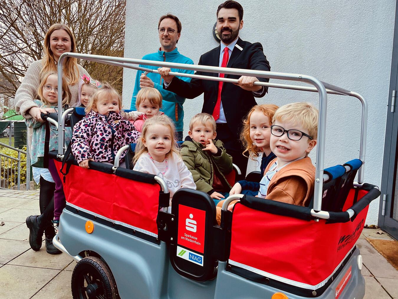 Anna-Lena Strecker, Jens Kiera und Nils Schwenner von der Sparkasse am Niederrhein  (v.l.)  mit dem neuen Elektro-Minibus. Foto: privat
