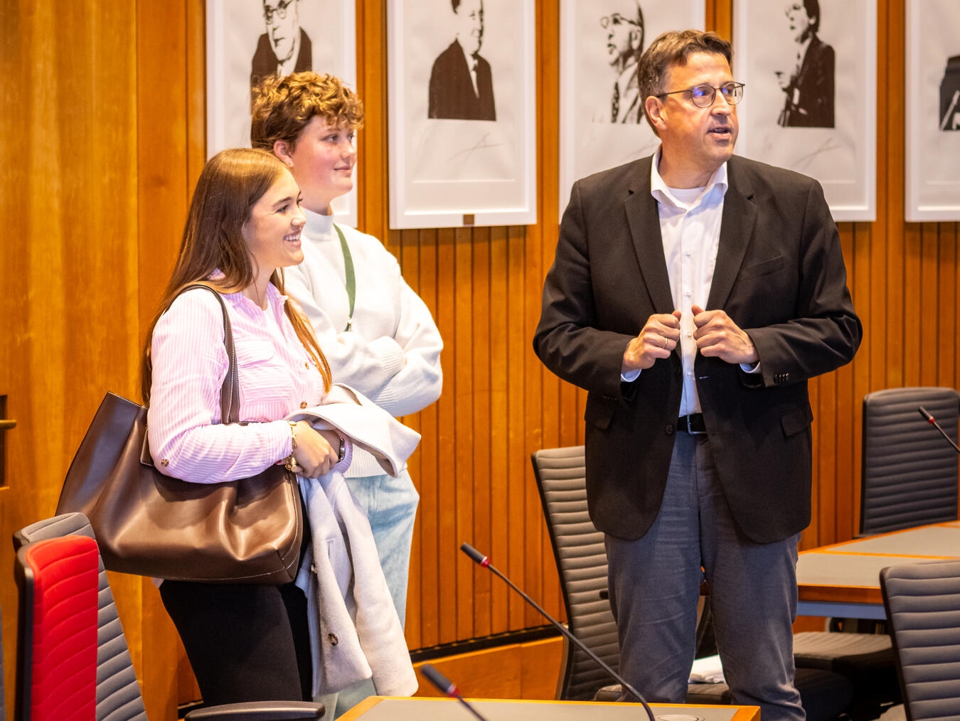 Alpenerin wird Abgeordnete beim Jugendlandtag Annabell Kolodziej, Jule Plegge und René Schneider (v.l.) im Fraktionssaal der SPD-Landtagsfraktion. Foto: Chrisi Stark
