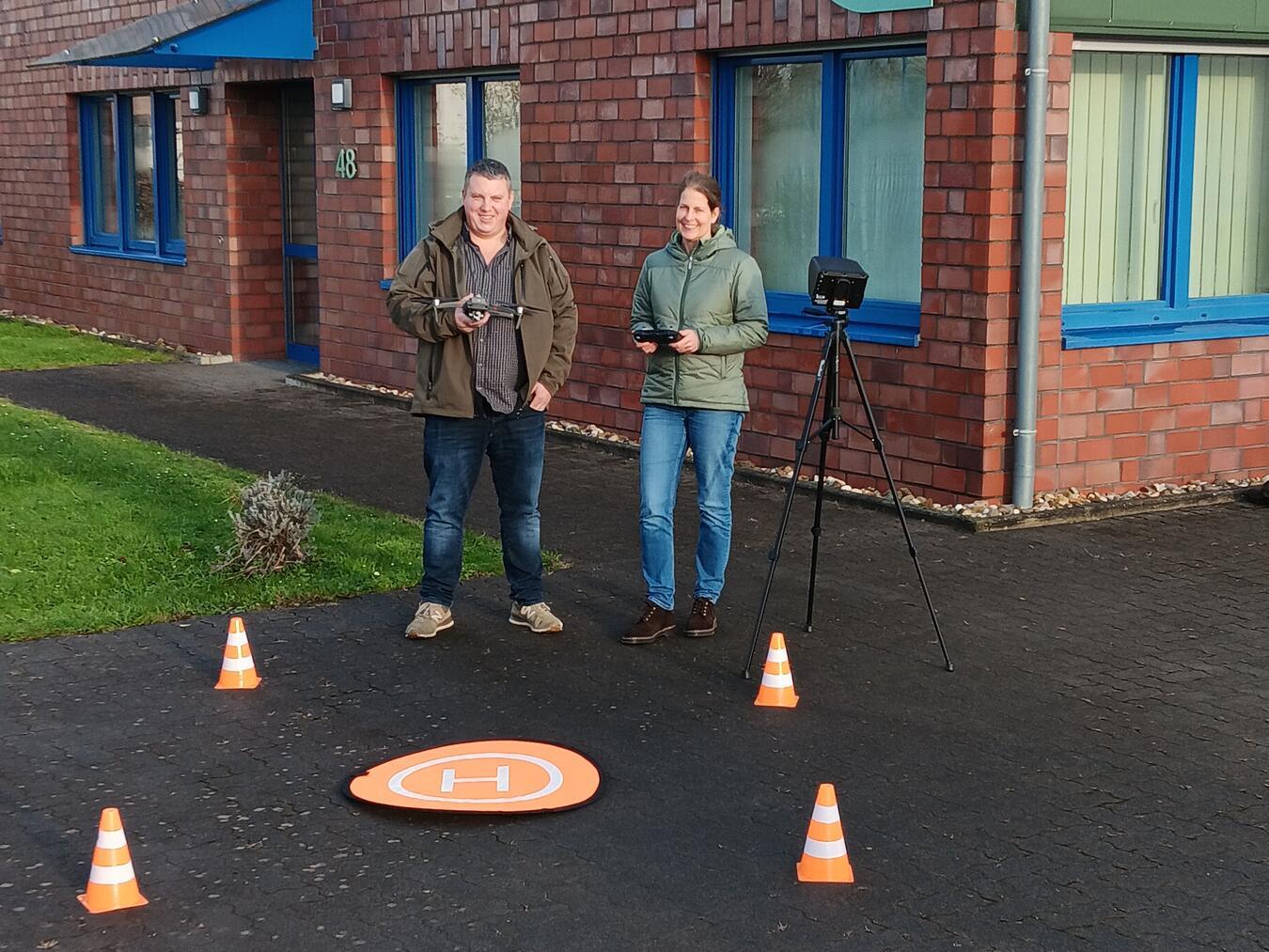 Anne Bienen-Scholt und Florian Eberhard absolvierten erfolgreich den Lehrgang zum Fernpiloten. Foto: Deichverband Kleve-Landesgrenze