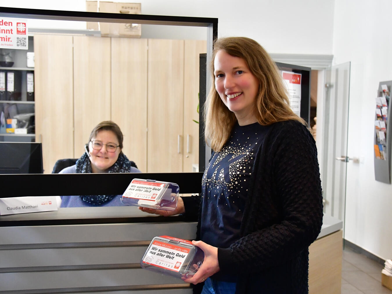 Anne-Kathrin Lehmann mit Sammeldosen im Caritas-Beratungszentrum Kleve zur Abgabe von Fremdwährungen.