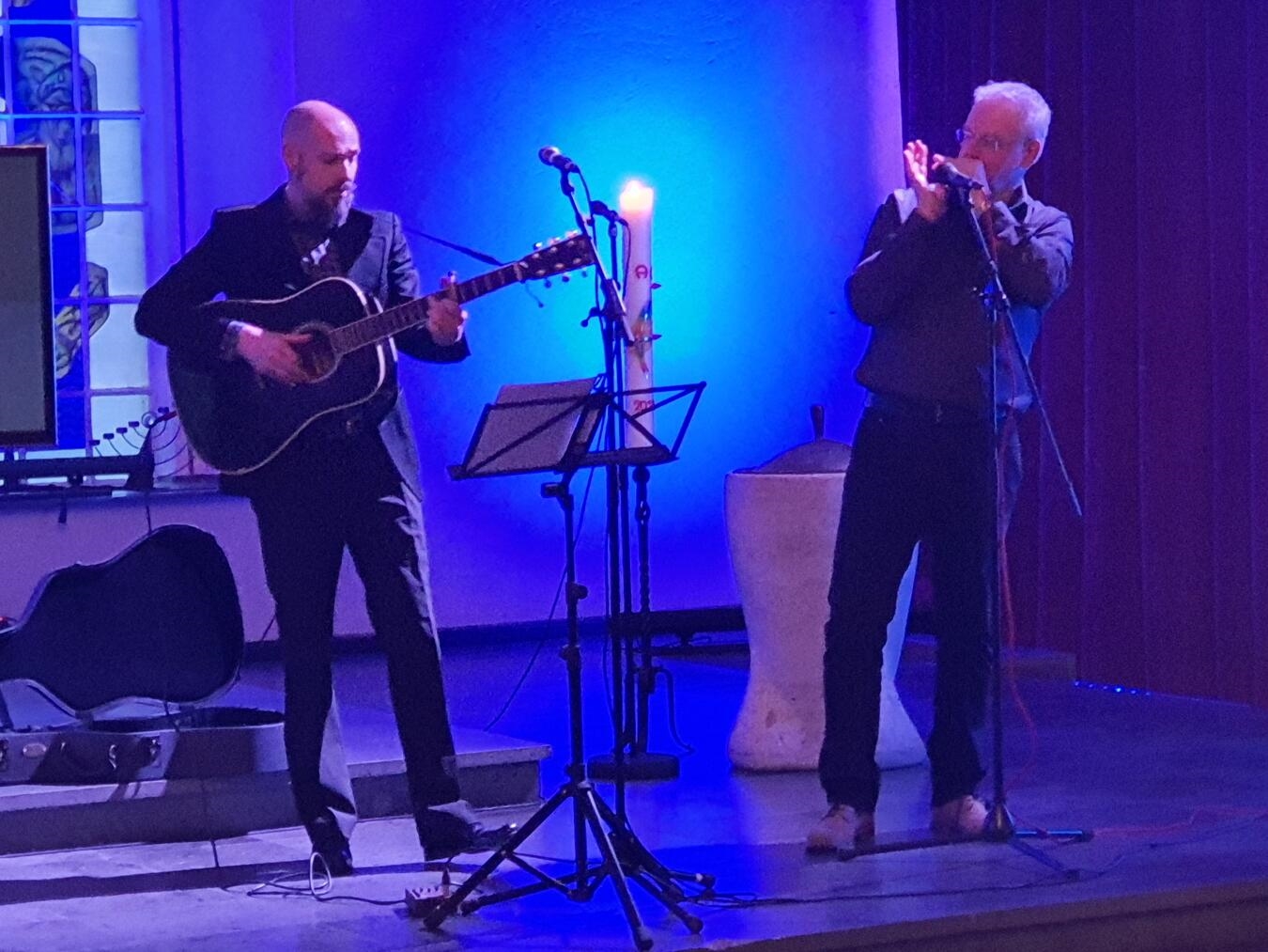 "Preacherman & Hills: Anne-Marten Hills und Reinhard Sämisch lächeln in die Kamera, Musiker-Duo, Porträtfoto, privat"