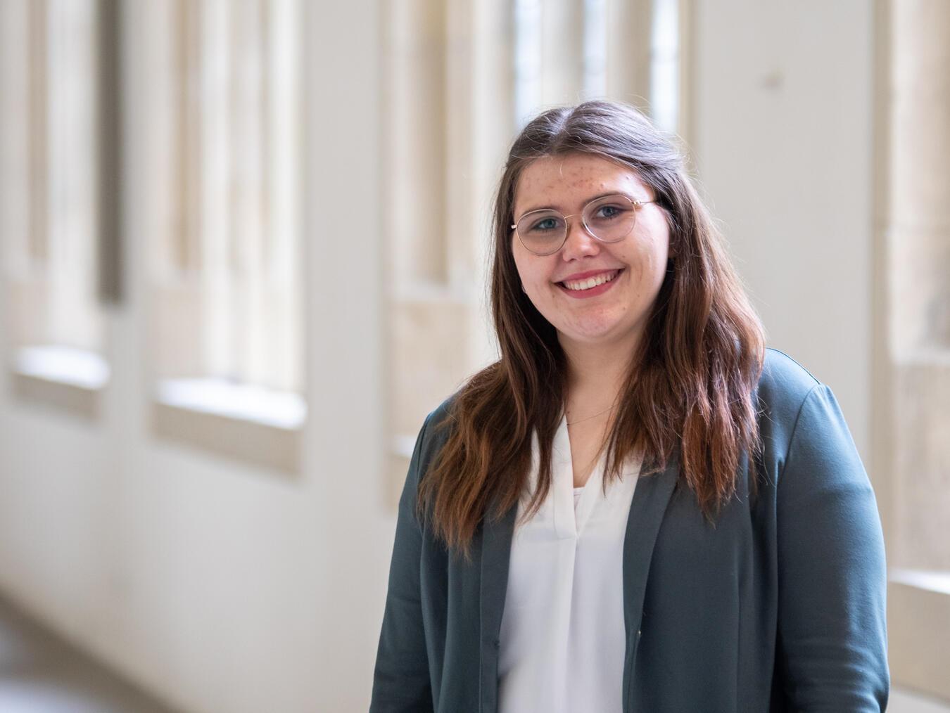 Anne-Merle Kohlschreiber wird in Münster als Pastoralreferentin beauftragt und ist für die Klever Pfarrei St. Mariä Himmelfahrt tätig. Foto: Bischöfliche Pressestelle / Ann-Christin Ladermann