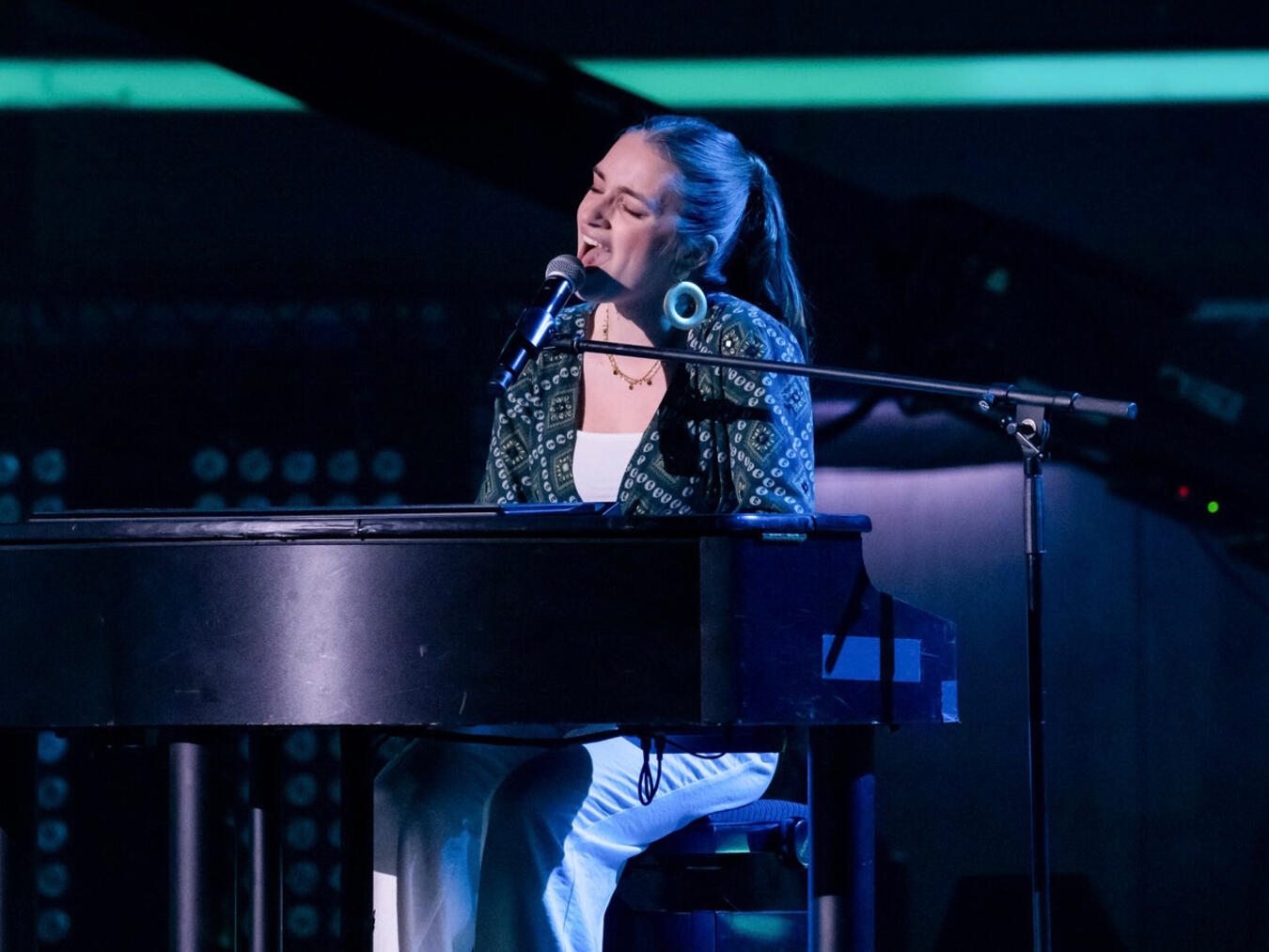Anne Mosters am Klavier auf der Bühne von „The Voice of Germany“. Foto: Joyn/Claudius Pflug