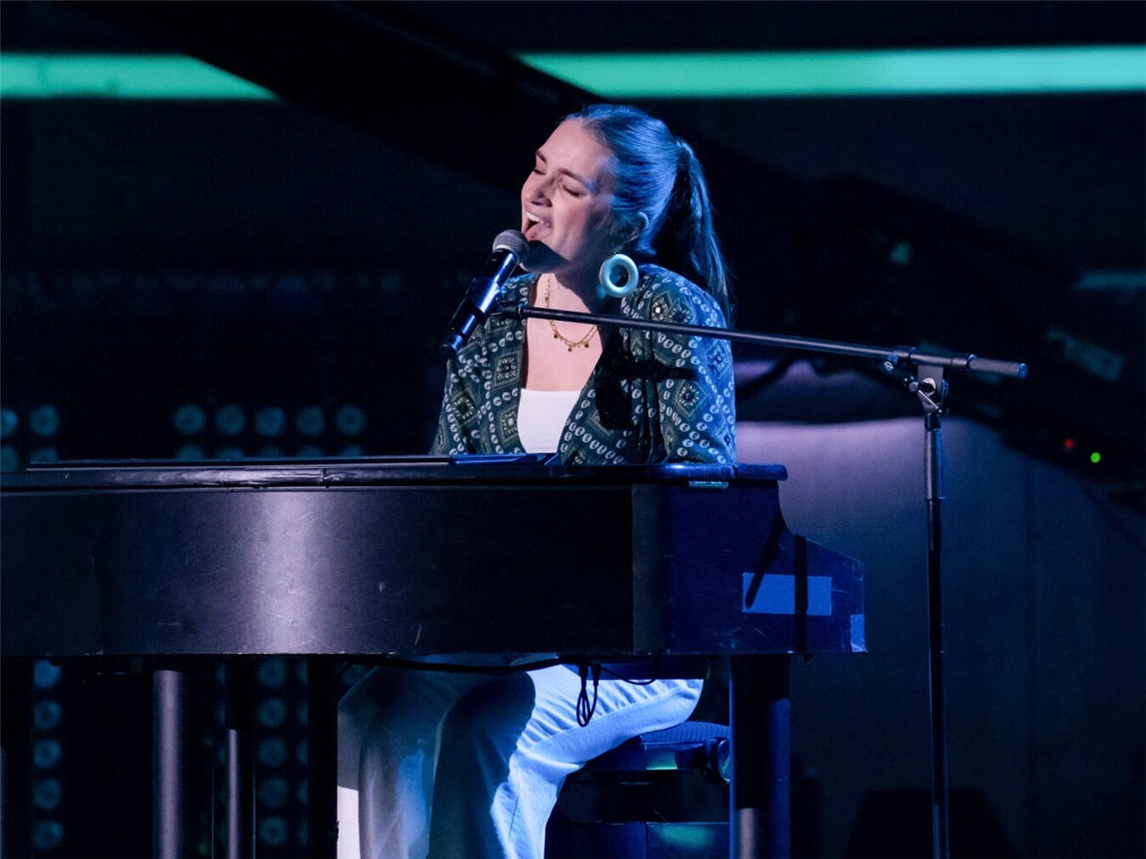 Anne Mosters am Klavier auf der Bühne von „The Voice of Germany“. Foto: Joyn/Claudius Pflug