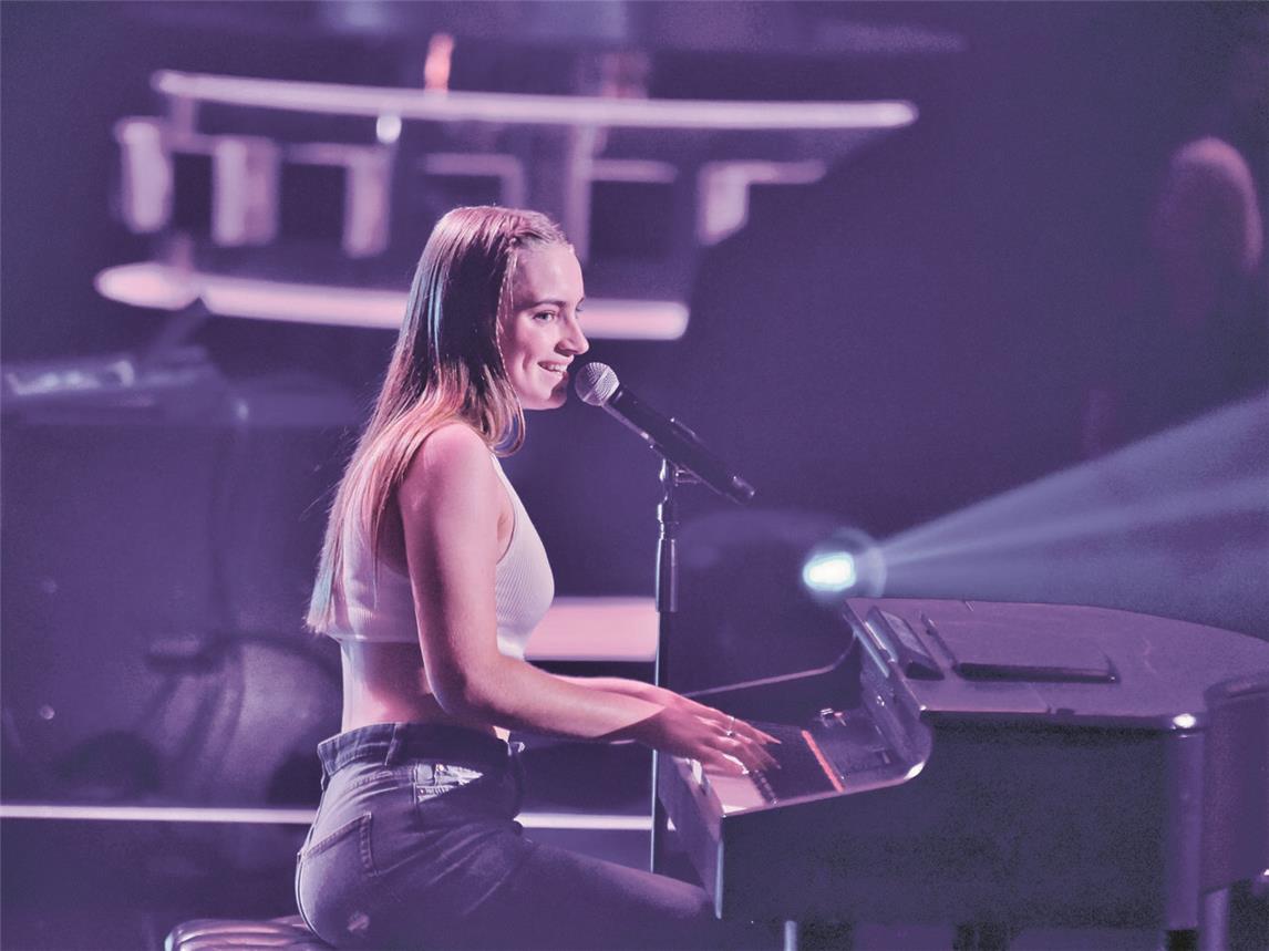 Anne Mosters singt bei ihrer „The Voice of Germany“-Blind Audition den Song „Love in the Dark“ von Adele.Foto: ProSieben/SAT.1/André Kowalski