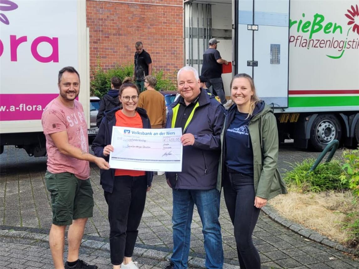 Anne Peeters und Steffi Berghs-Trienekens vom Sauerlandlager Straelen und Matthias Peeters und Thomas Deckers von der St. Antonius Bruderschaft Straelen. Foto: privat