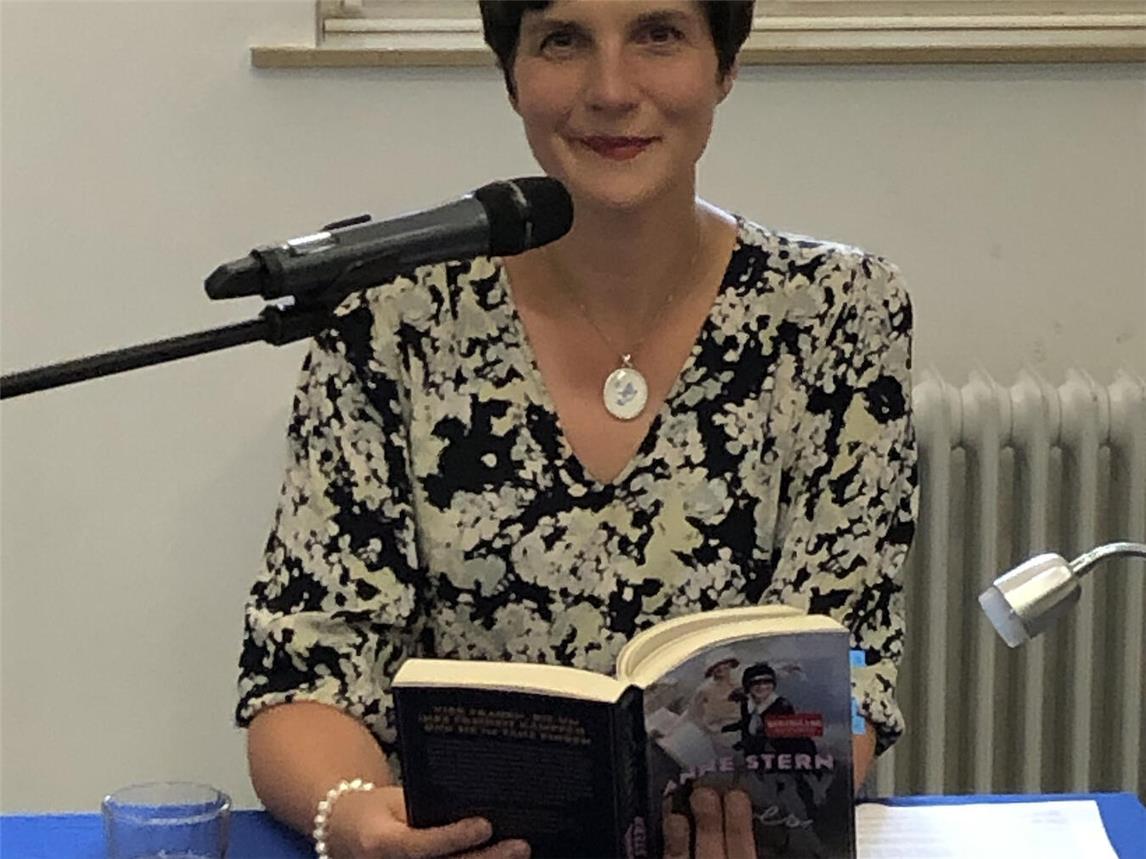 Anne Stern in der Stadtbücherei in Rees. Foto: privat