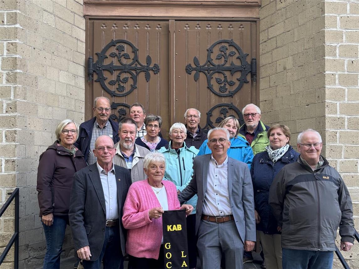 Anne und Gerd Barten, Dirk Wagner und fast alle Vorstands- und Vertrauensleute der KAB-Gemeinschaft freuen sich über den neuen Wimpel. Foto: Volksbank an der Niers
