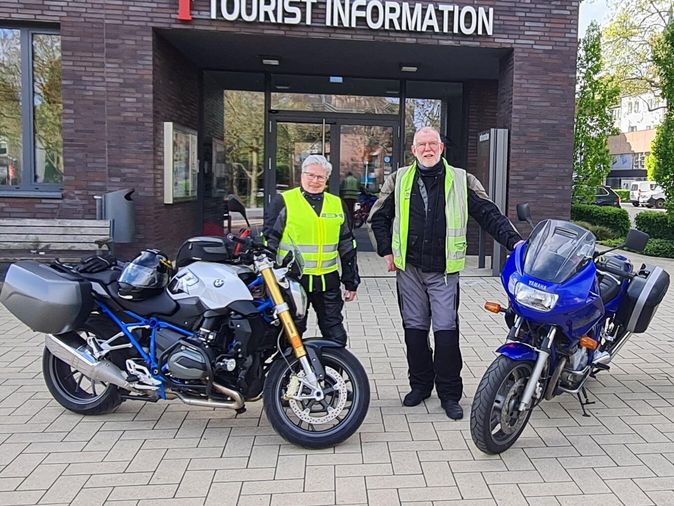 Annette Döing und Karl-Josef Trappe vor der Tourist Information in Kleve. Foto: WTM