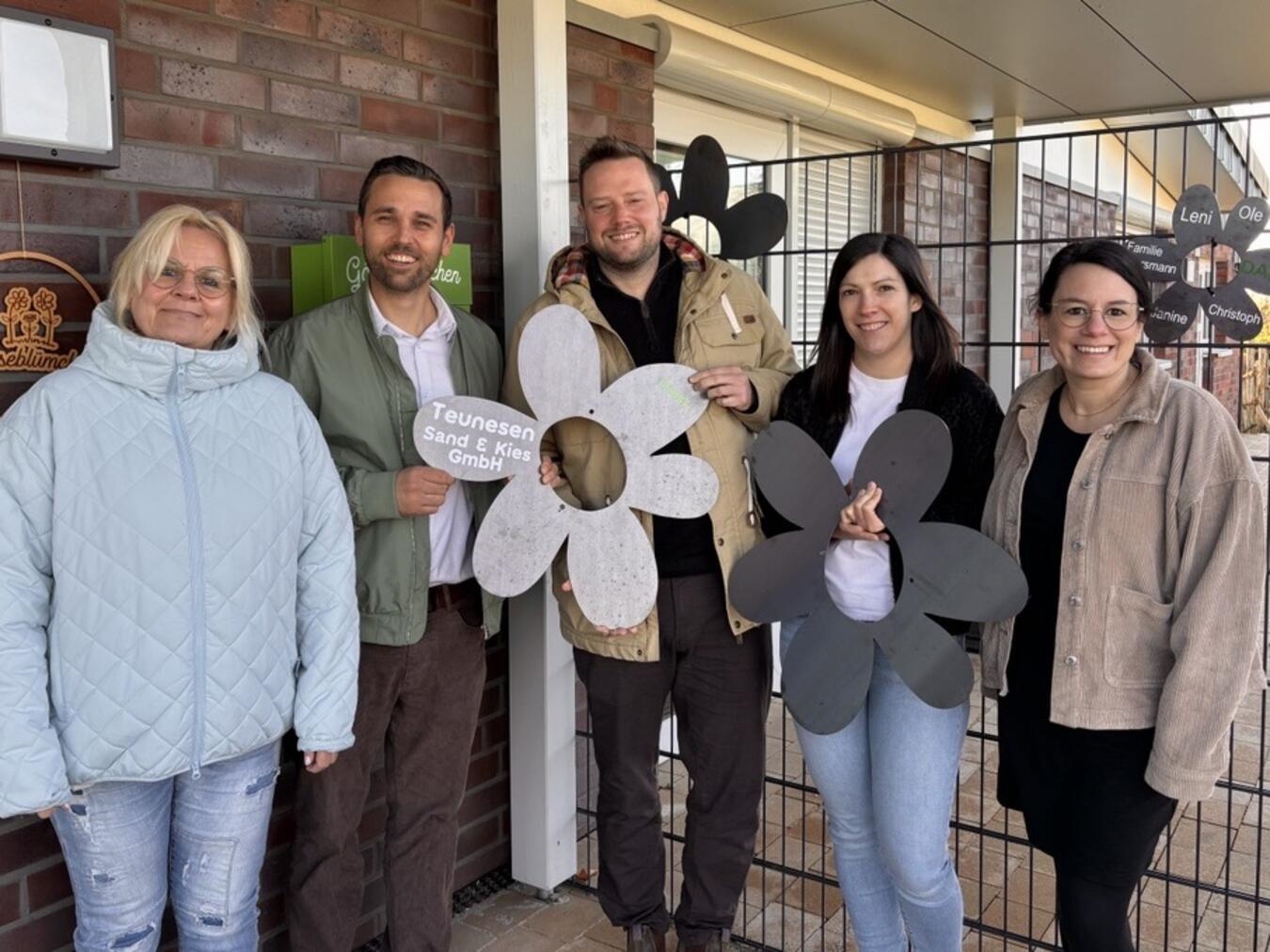 Annette Heesen (pädagogische Kitaleitung beider Kitas), Christian Scholten (Teunesen Sand & Kies GmbH), Carsten Schaap (Kitaleitung Wachtendonk), Nicole Wißfeld (Kitaleitung Wankum) und Nina Trienekens (Geschäftsführung, v.l.n.r.) bei der Eröffnung des Sponsorenzauns.Foto: privat